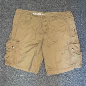Men’s tan cargo shorts